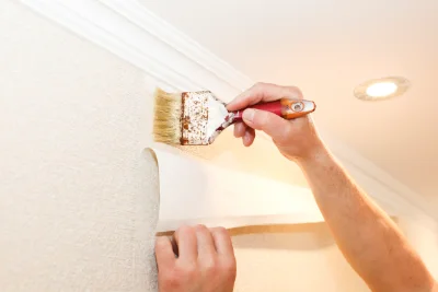 Pose de papier peint au Sel-de-Bretagne — revêtements muraux et toiles de verre